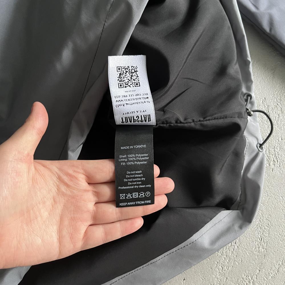 outline arch windbreaker-black gradient