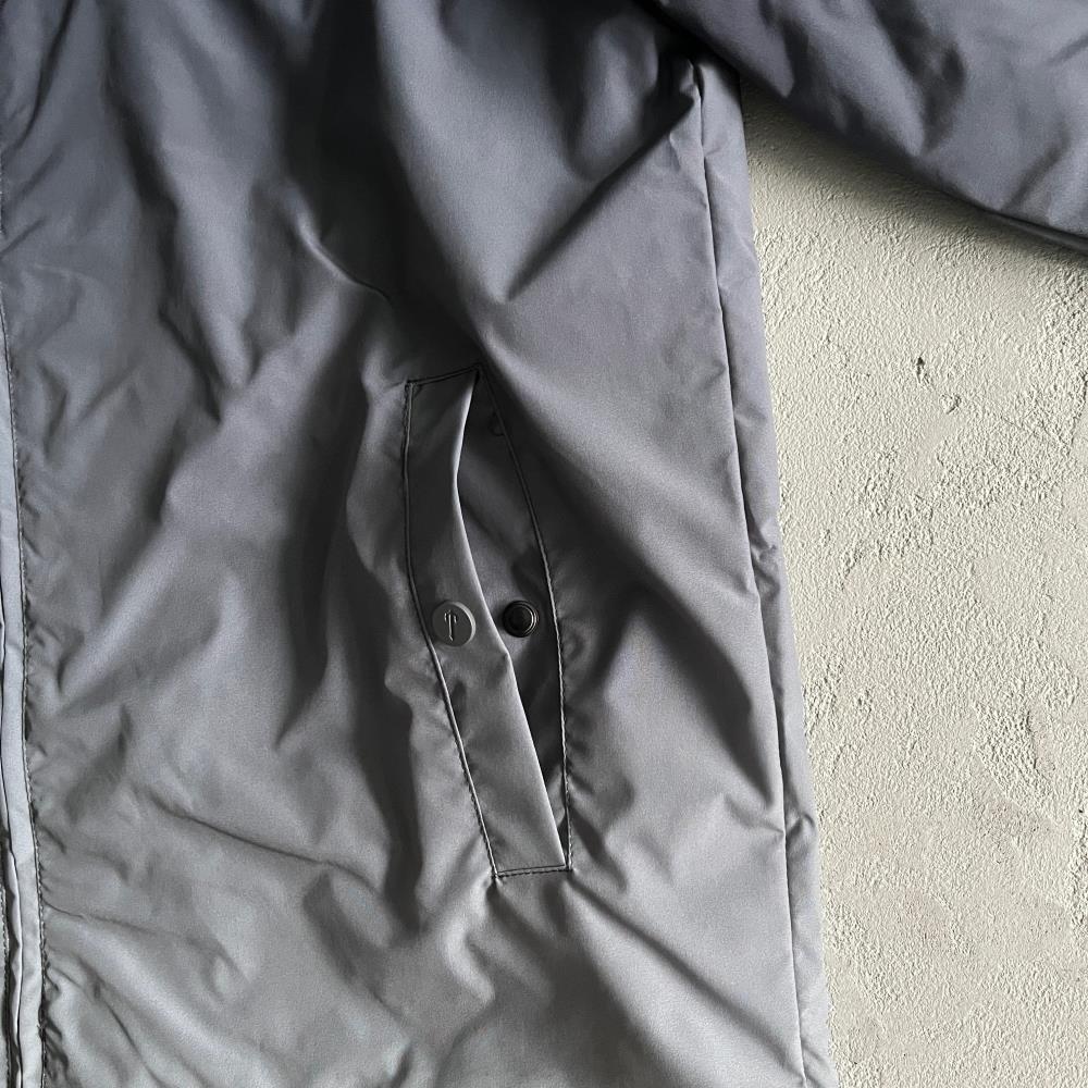 outline arch windbreaker-black gradient