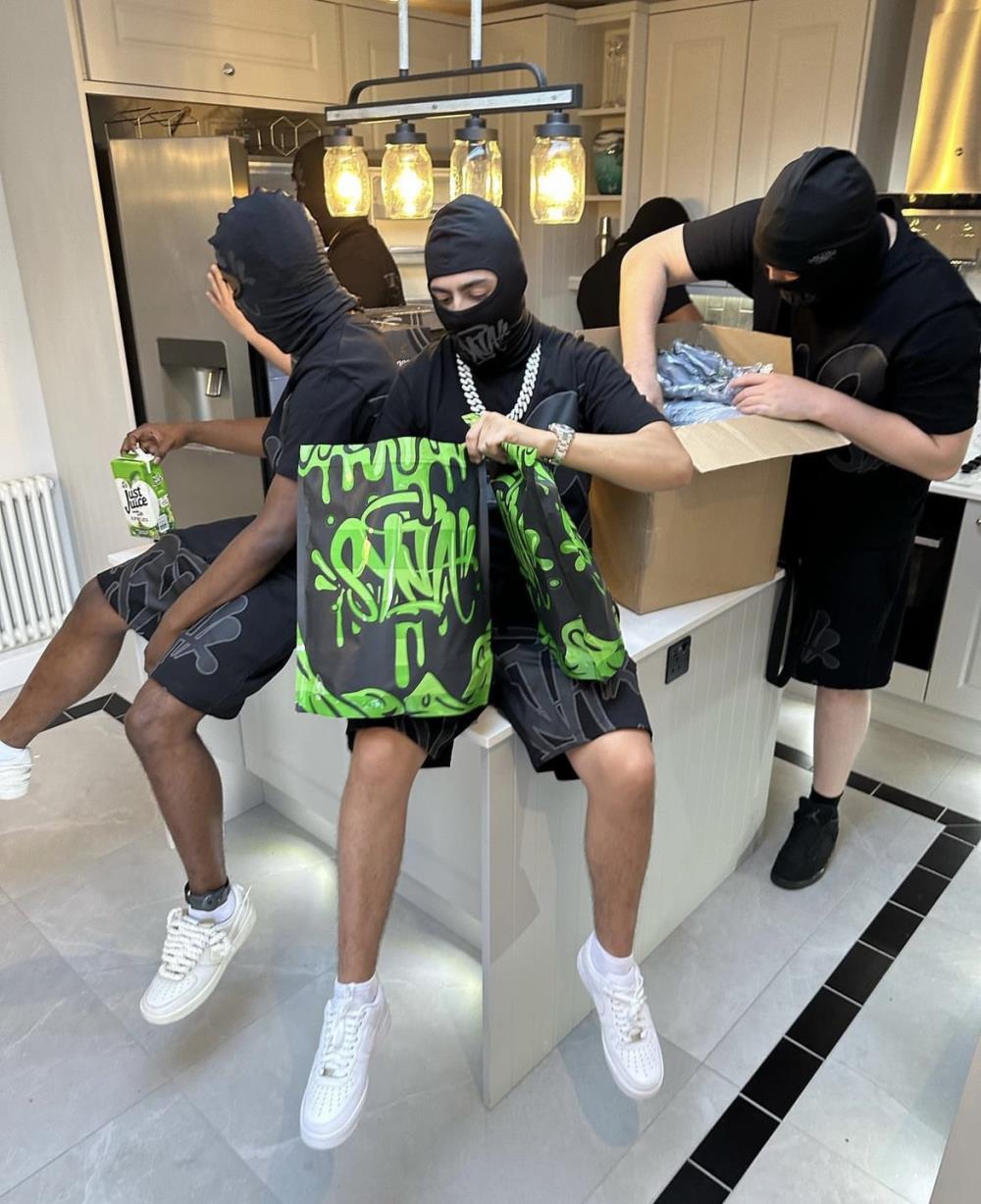 Syna Men's Black T-shirt