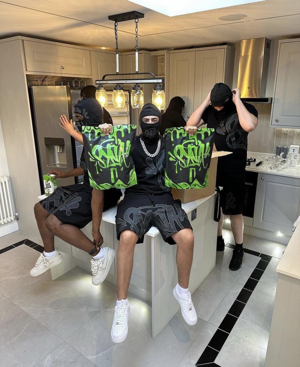 Syna Men's Black T-shirt