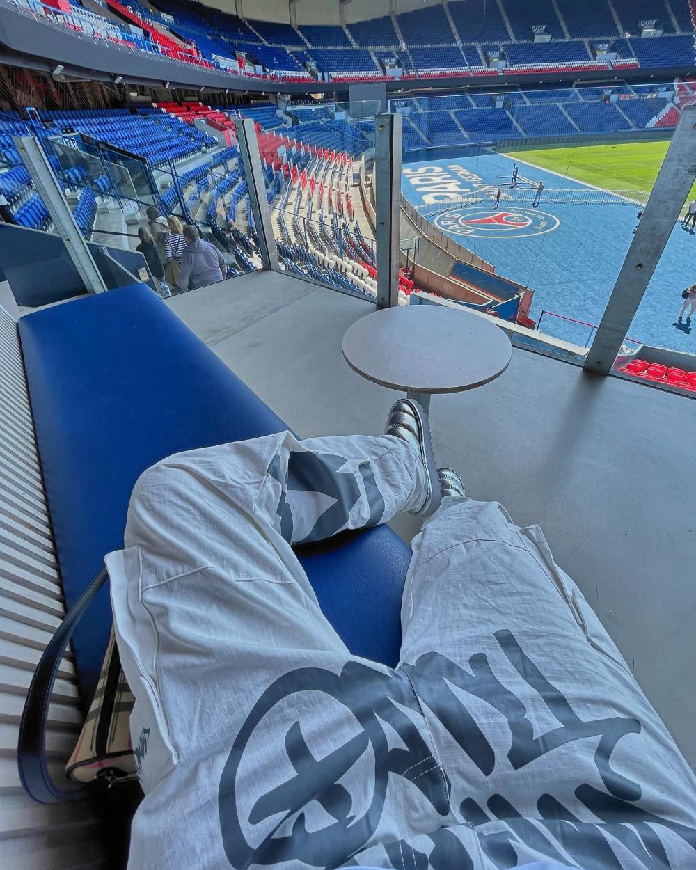 White Graff Cargos