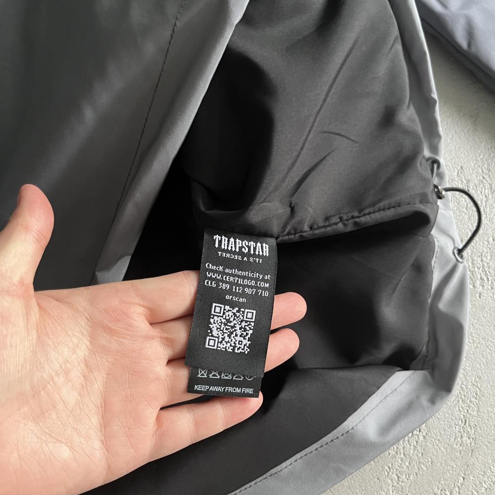 outline arch windbreaker-black gradient