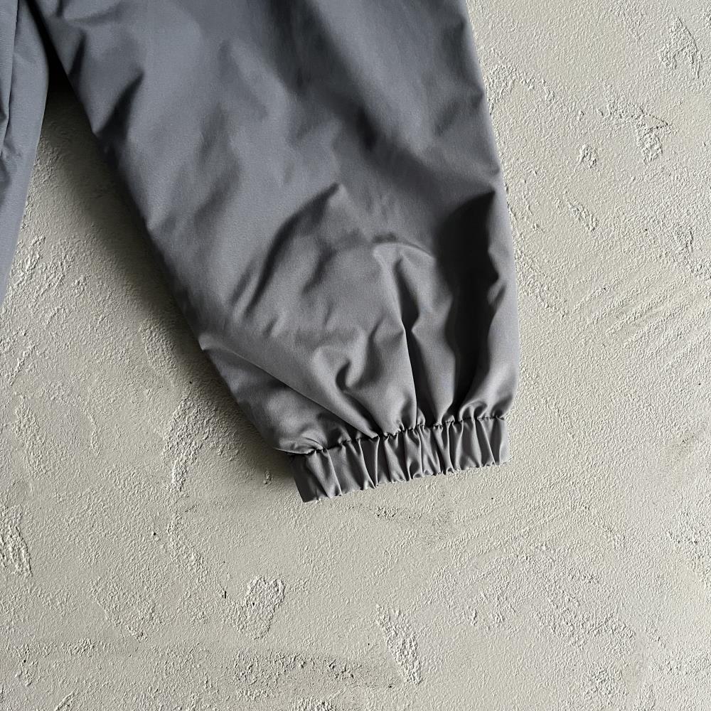 outline arch windbreaker-black gradient