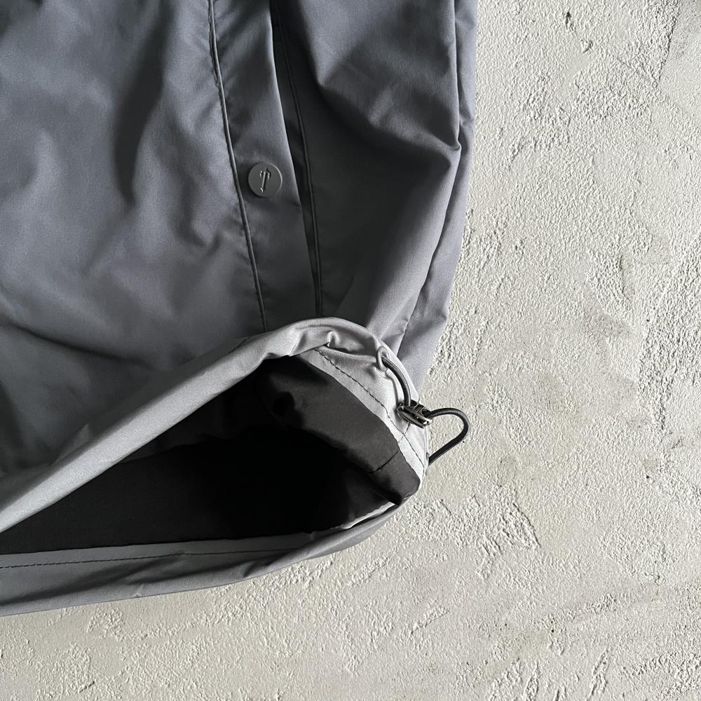 outline arch windbreaker-black gradient