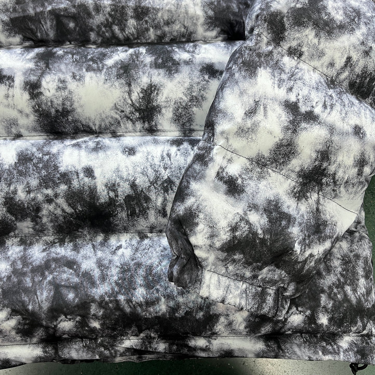 hyperdrive puffer jacket-tie dye black/grey
