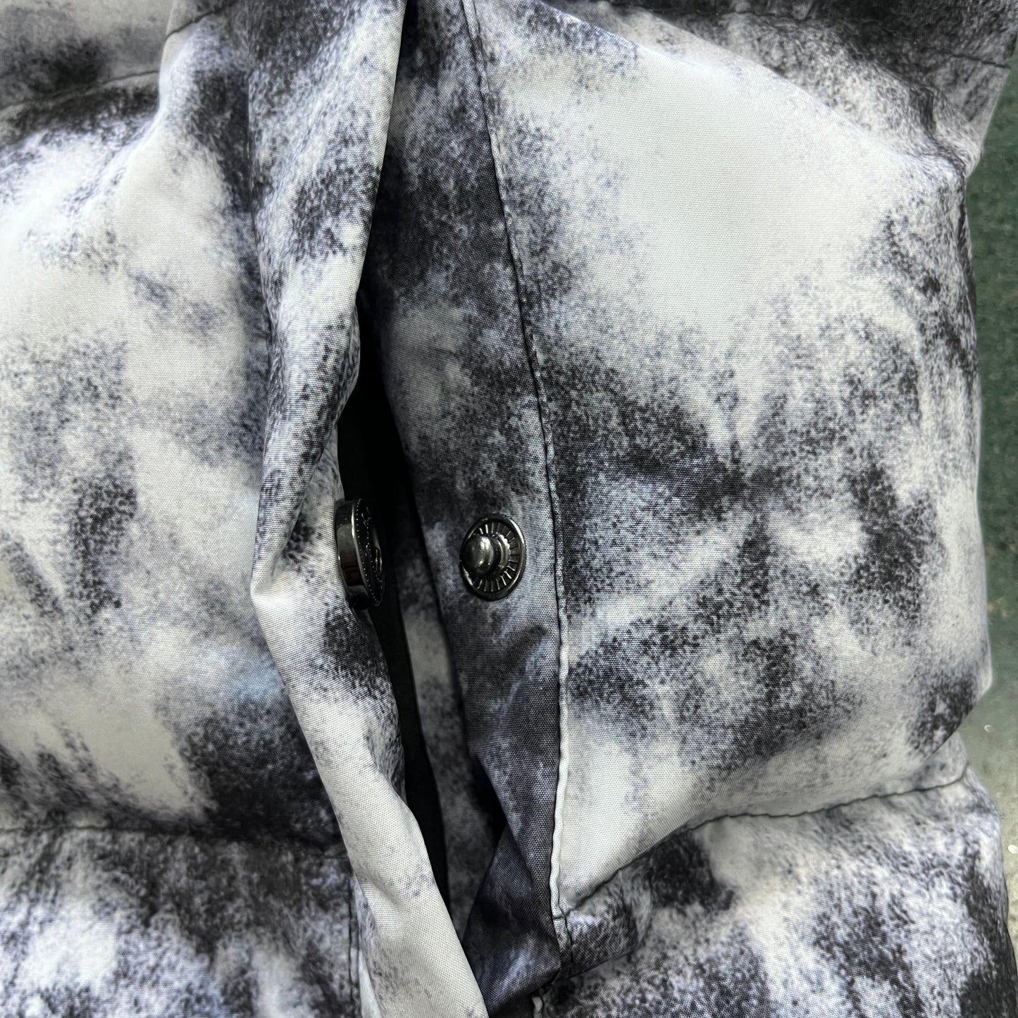 hyperdrive puffer jacket-tie dye black/grey