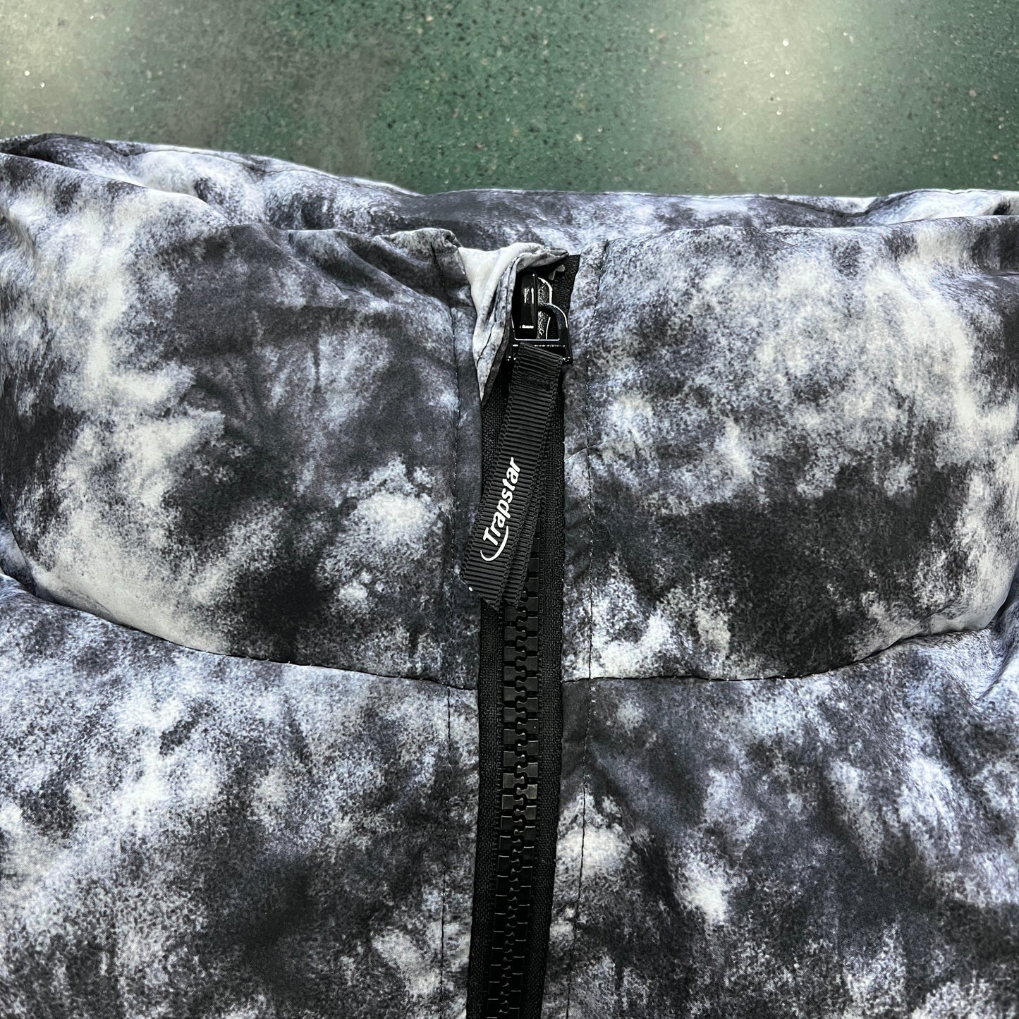 hyperdrive puffer jacket-tie dye black/grey