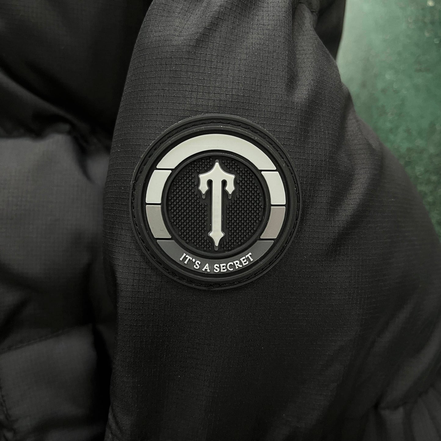 DECODED HOODED PUFFER 2.0 JACKET - BLACK