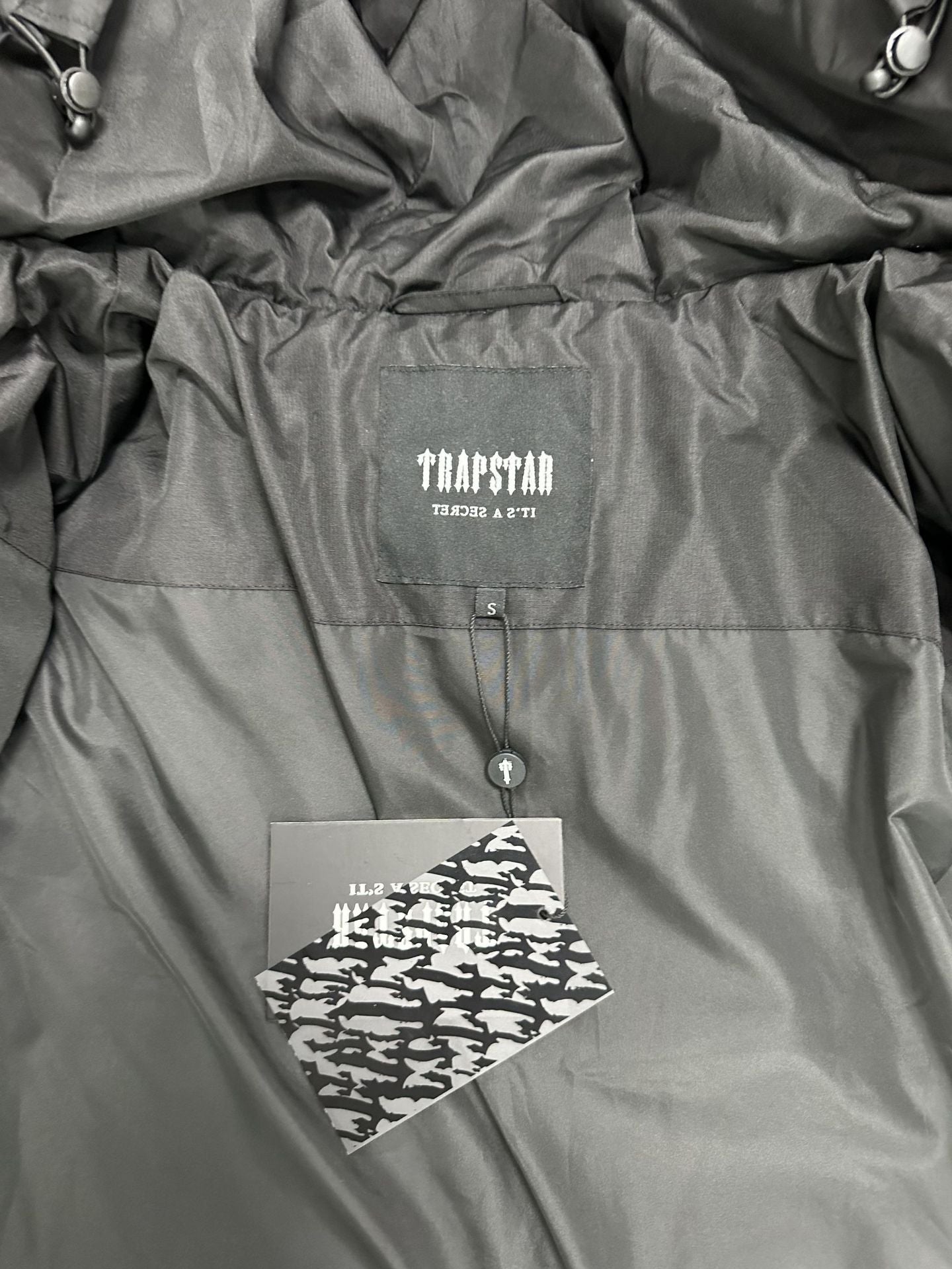 DECODED HOODED PUFFER 2.0 JACKET - RED
