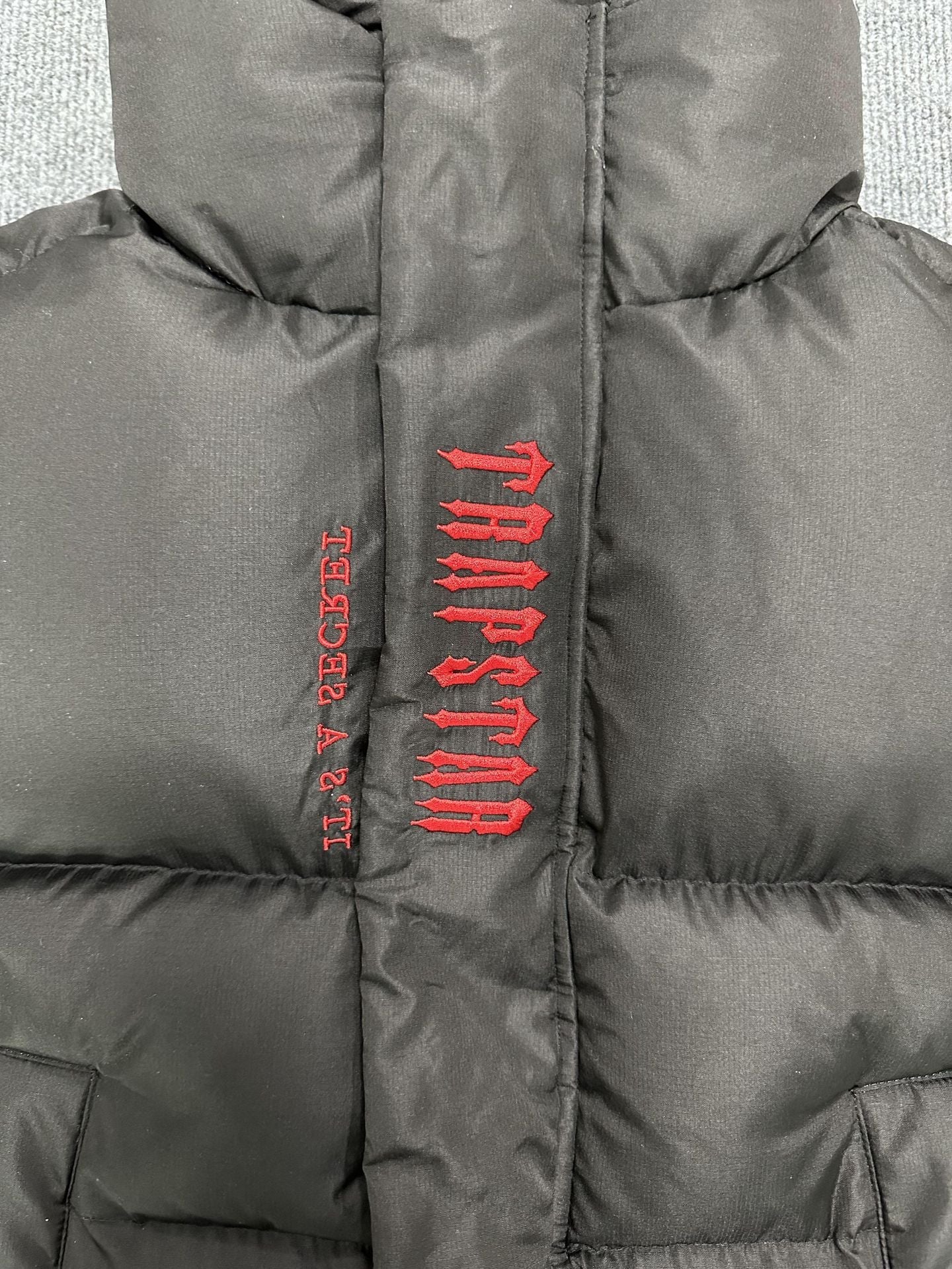 DECODED HOODED PUFFER 2.0 JACKET - RED