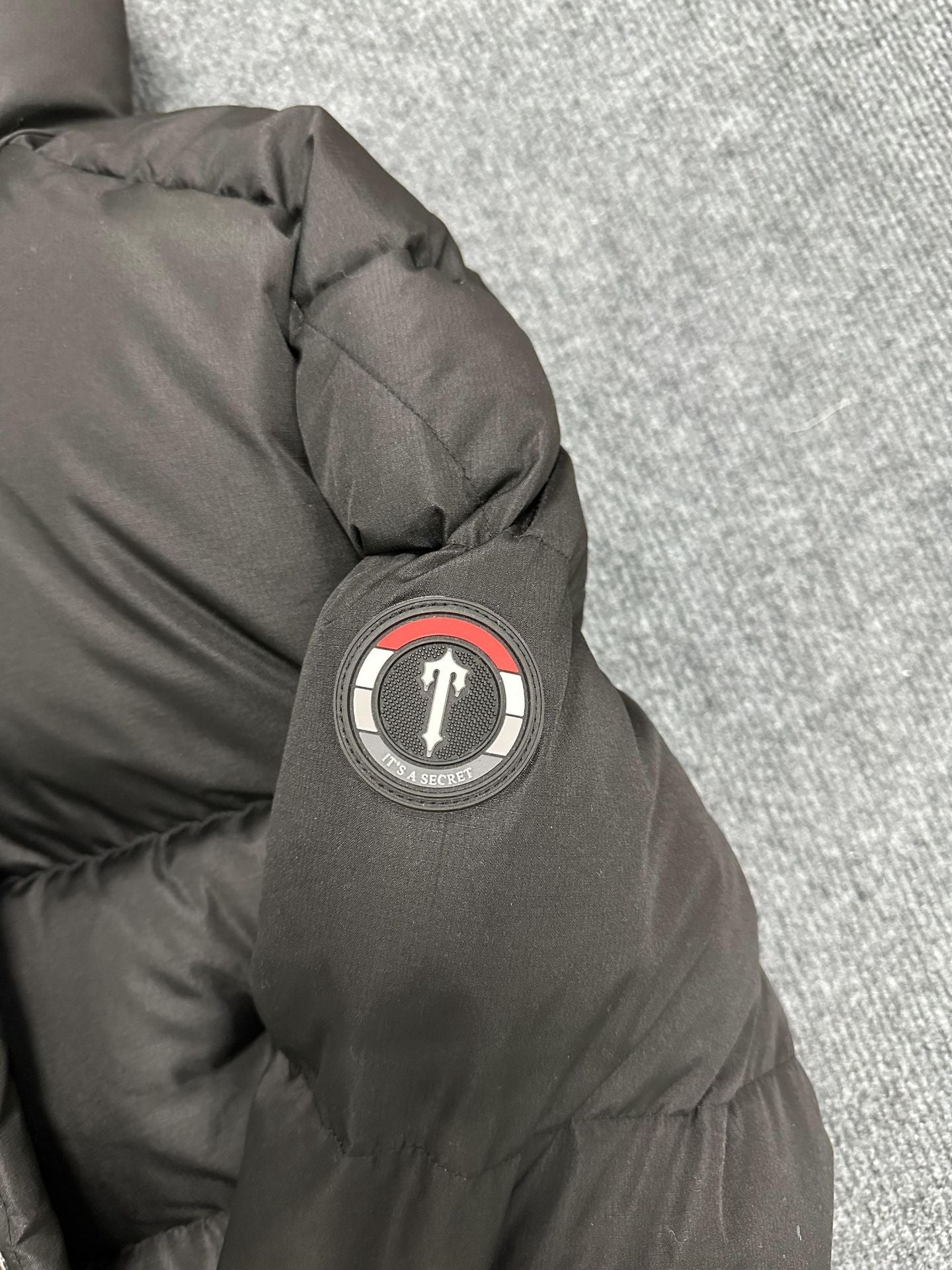 DECODED HOODED PUFFER 2.0 JACKET - RED