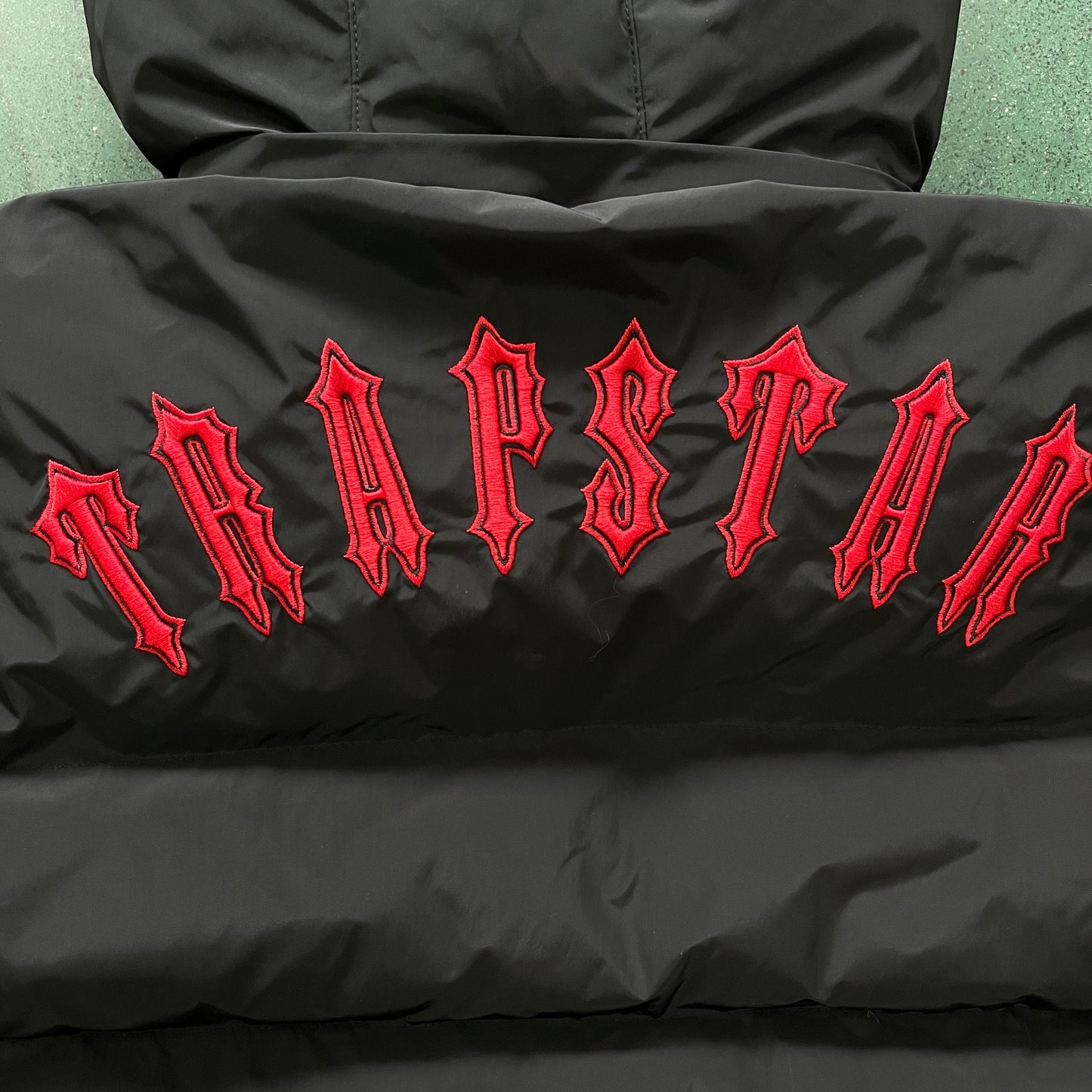 DETACHABLE HOODED PUFFER JACKET-Black Red