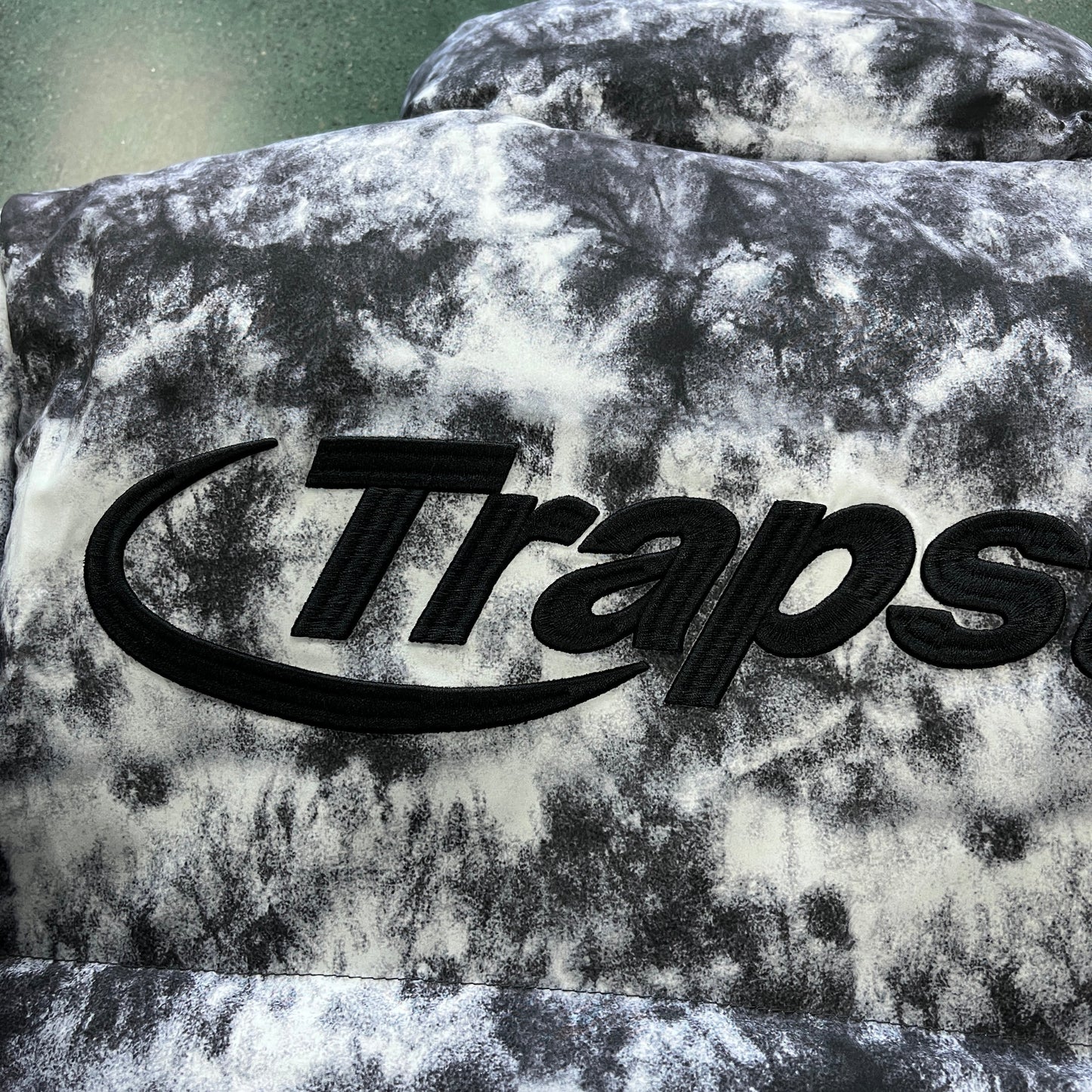 hyperdrive puffer jacket-tie dye black/grey