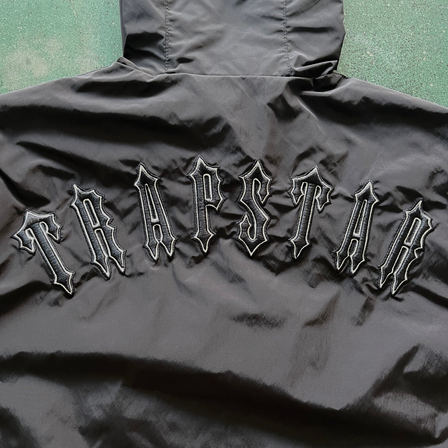 irongate T windbreaker-black