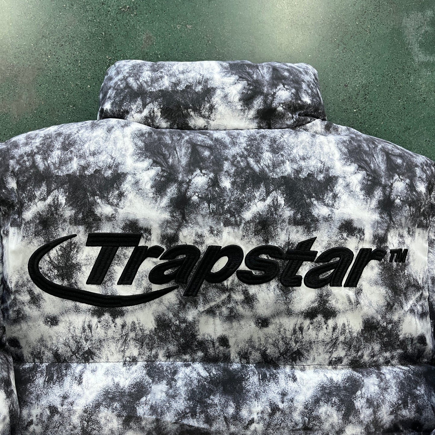 hyperdrive puffer jacket-tie dye black/grey