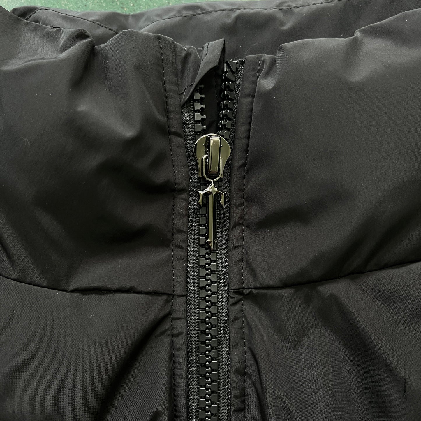 DETACHABLE HOODED PUFFER JACKET-Black Red