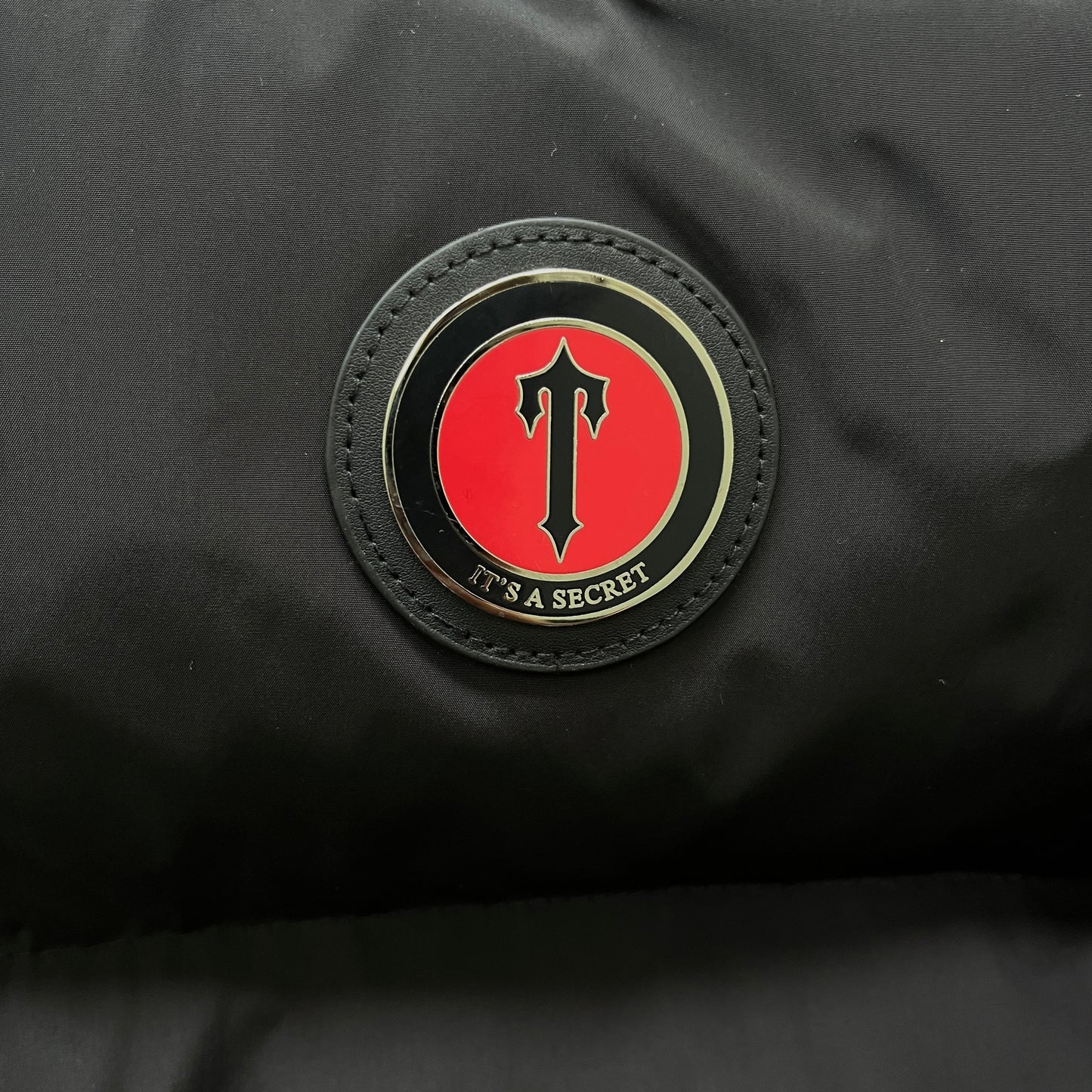 DETACHABLE HOODED PUFFER JACKET-Black Red