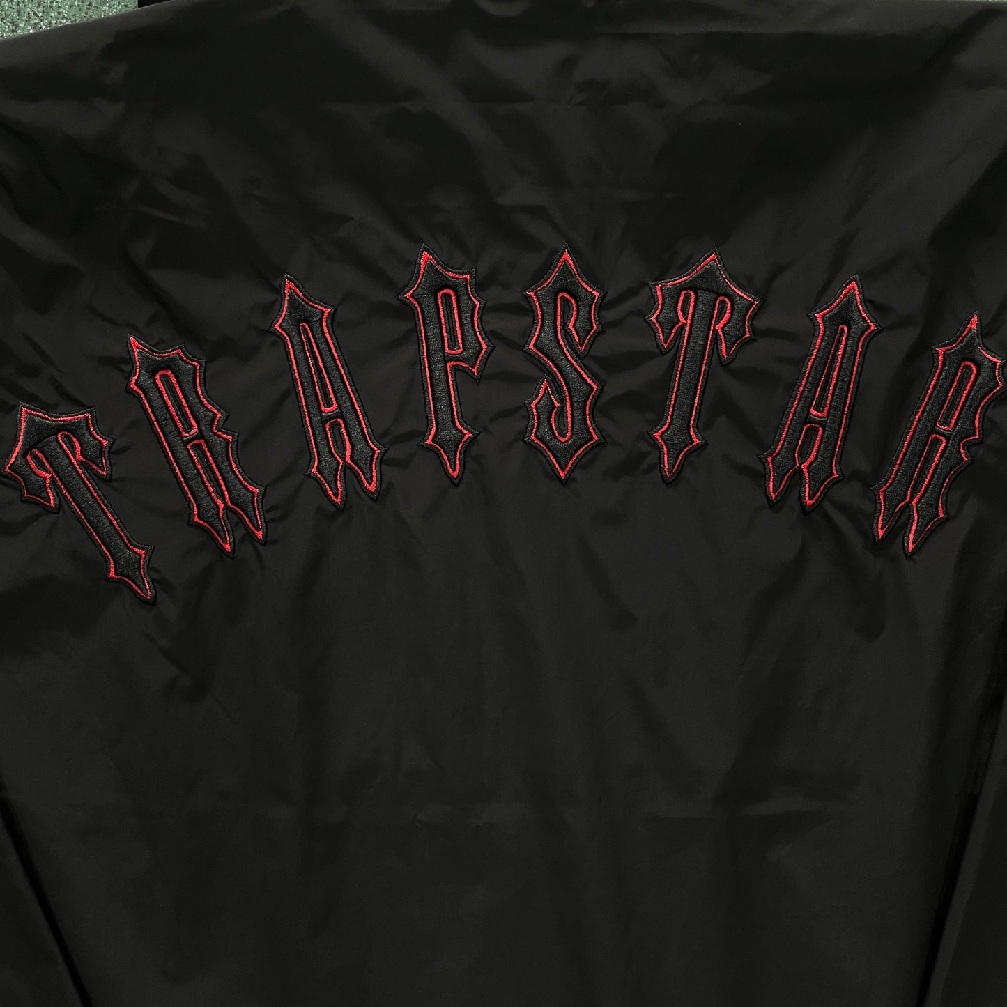 irongate T windbreaker-black red