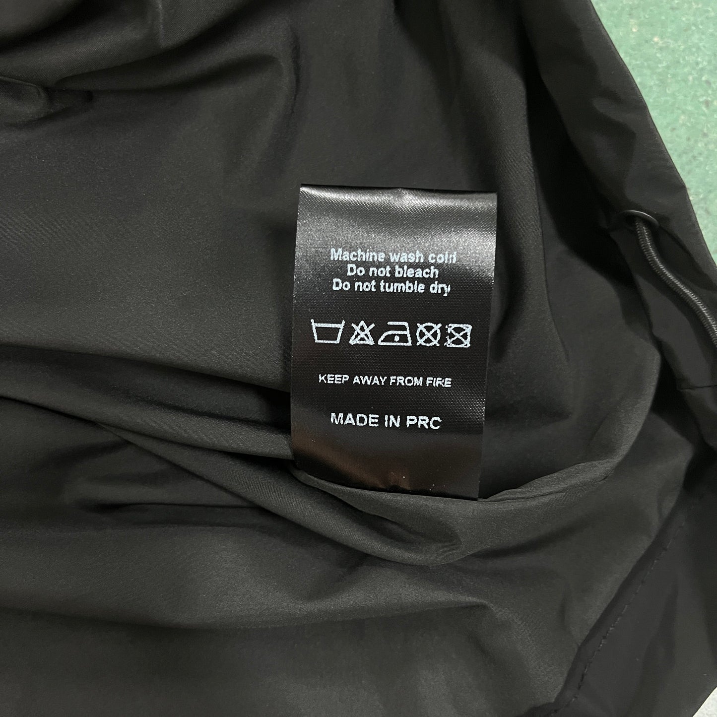 irongate T windbreaker-black red