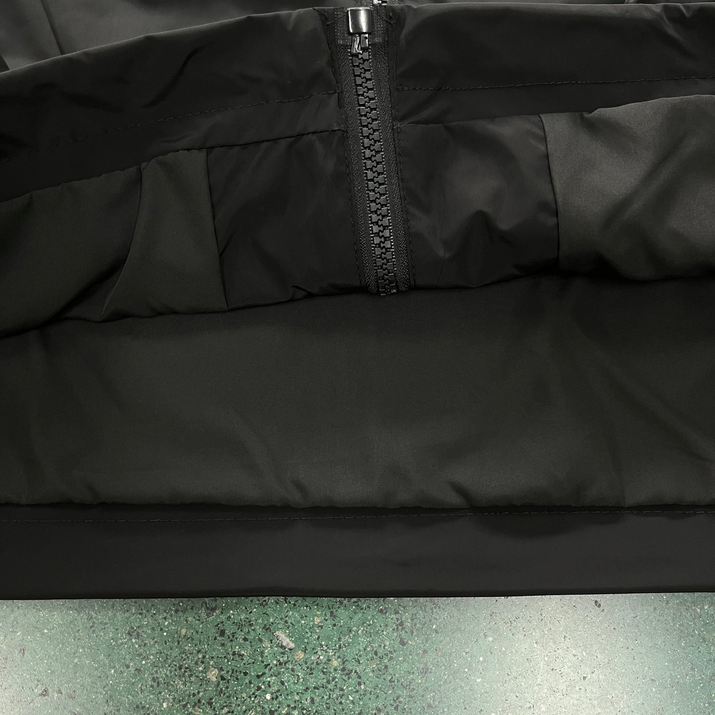 irongate T windbreaker-black red