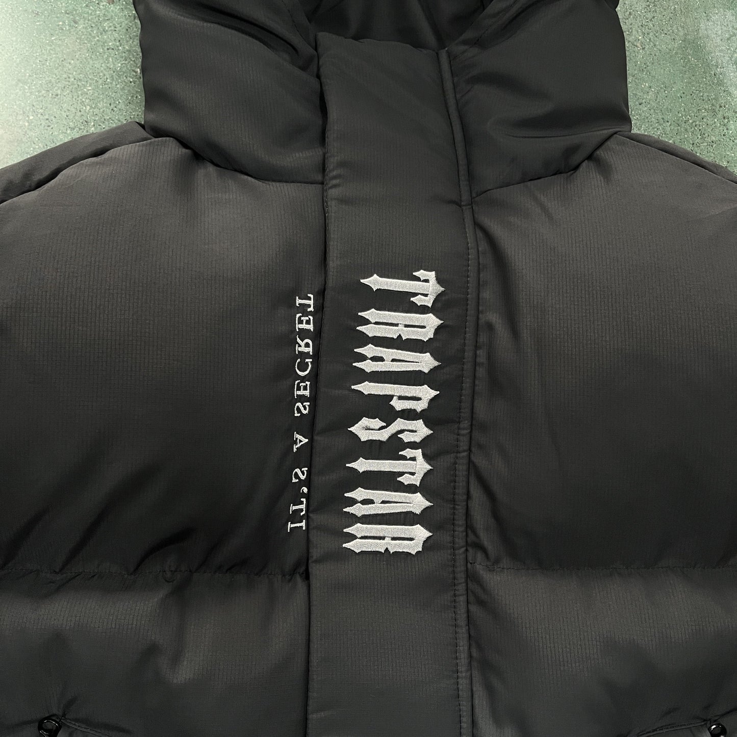 DECODED 2025 HOODED PUFFER-BLACK GRADIENT