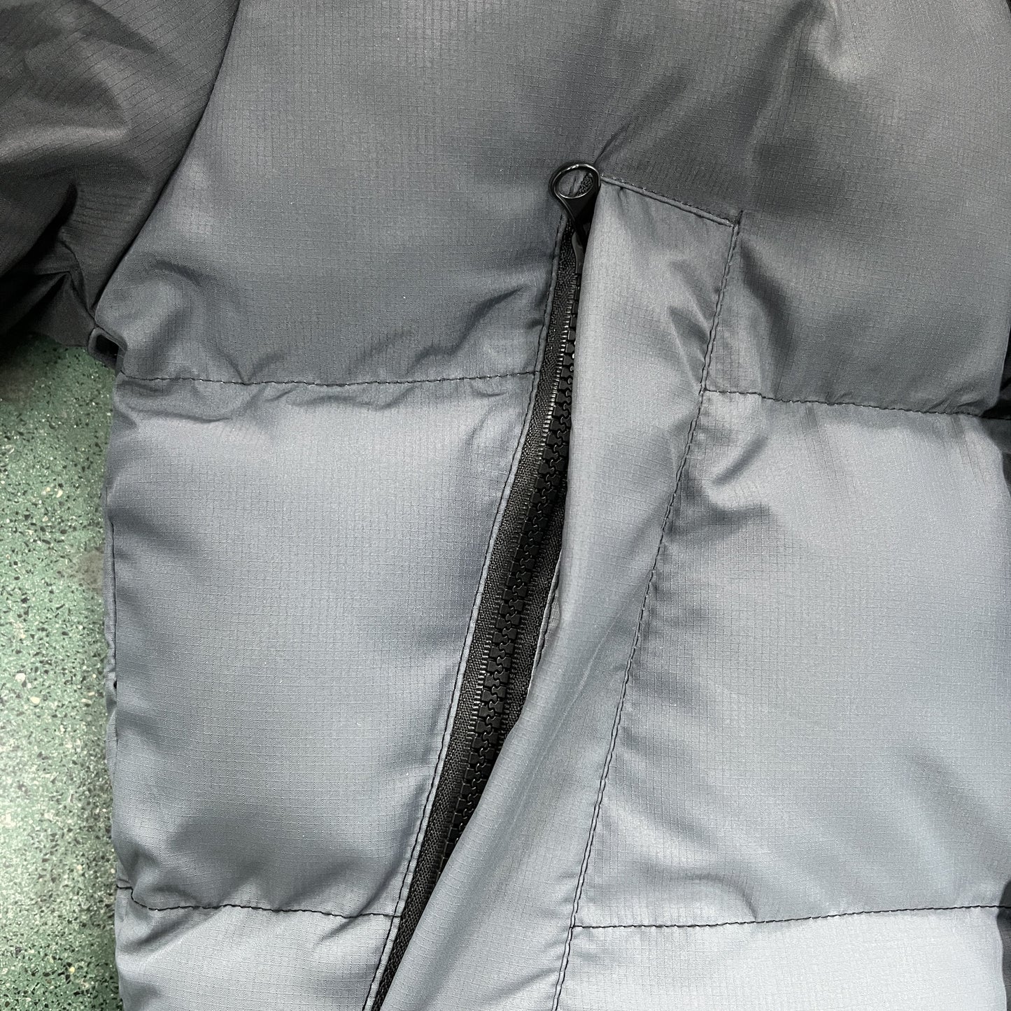 DECODED 2025 HOODED PUFFER-BLACK GRADIENT