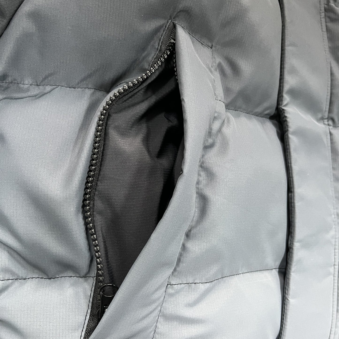 DECODED 2025 HOODED PUFFER-BLACK GRADIENT