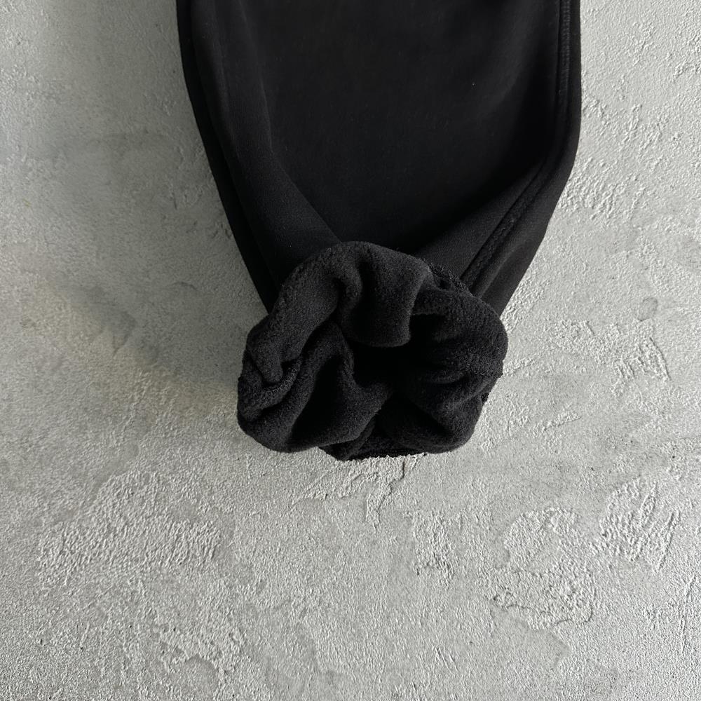 Satin C-star applique suit-black