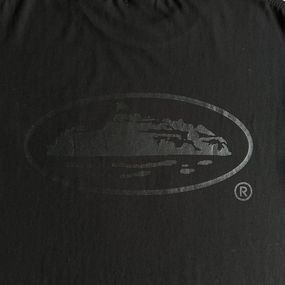 Round r-labeled tee all balck