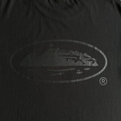 Round r-labeled tee all balck