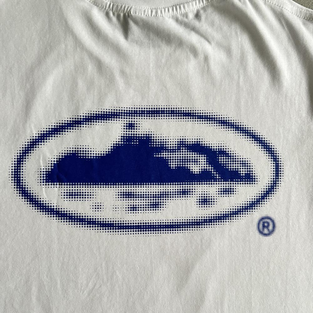 halftone island -white