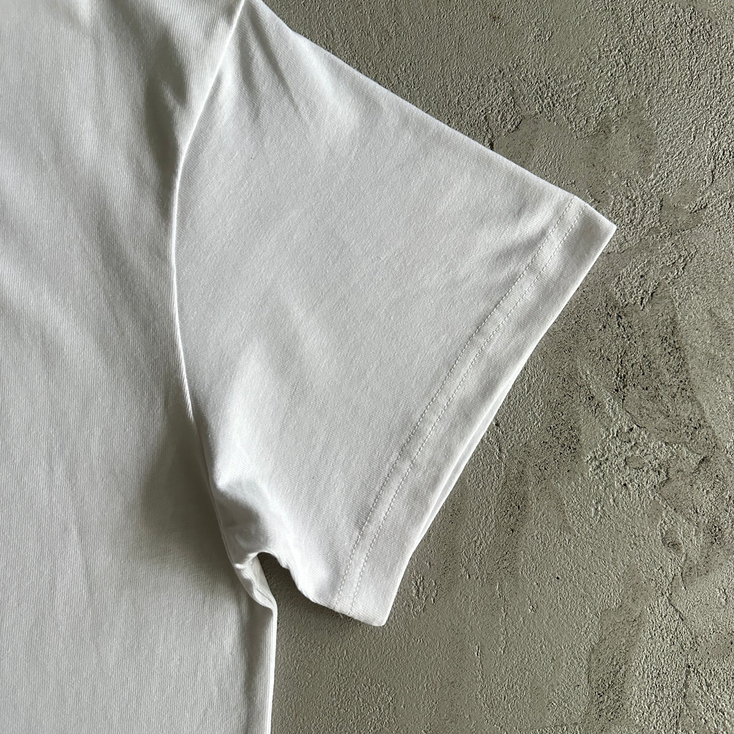 rusty alcatraz tee -white