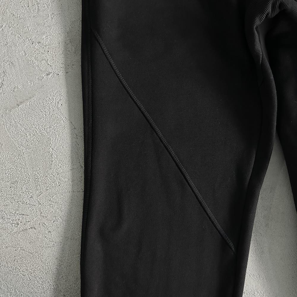 Satin C-star applique suit-black