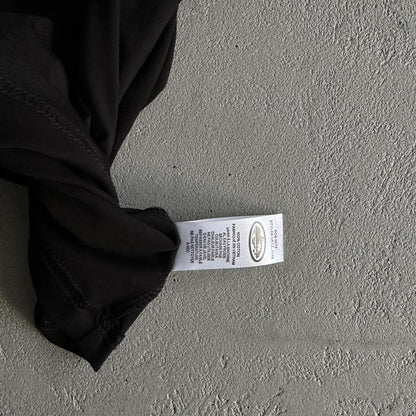 Round r-labeled tee all balck