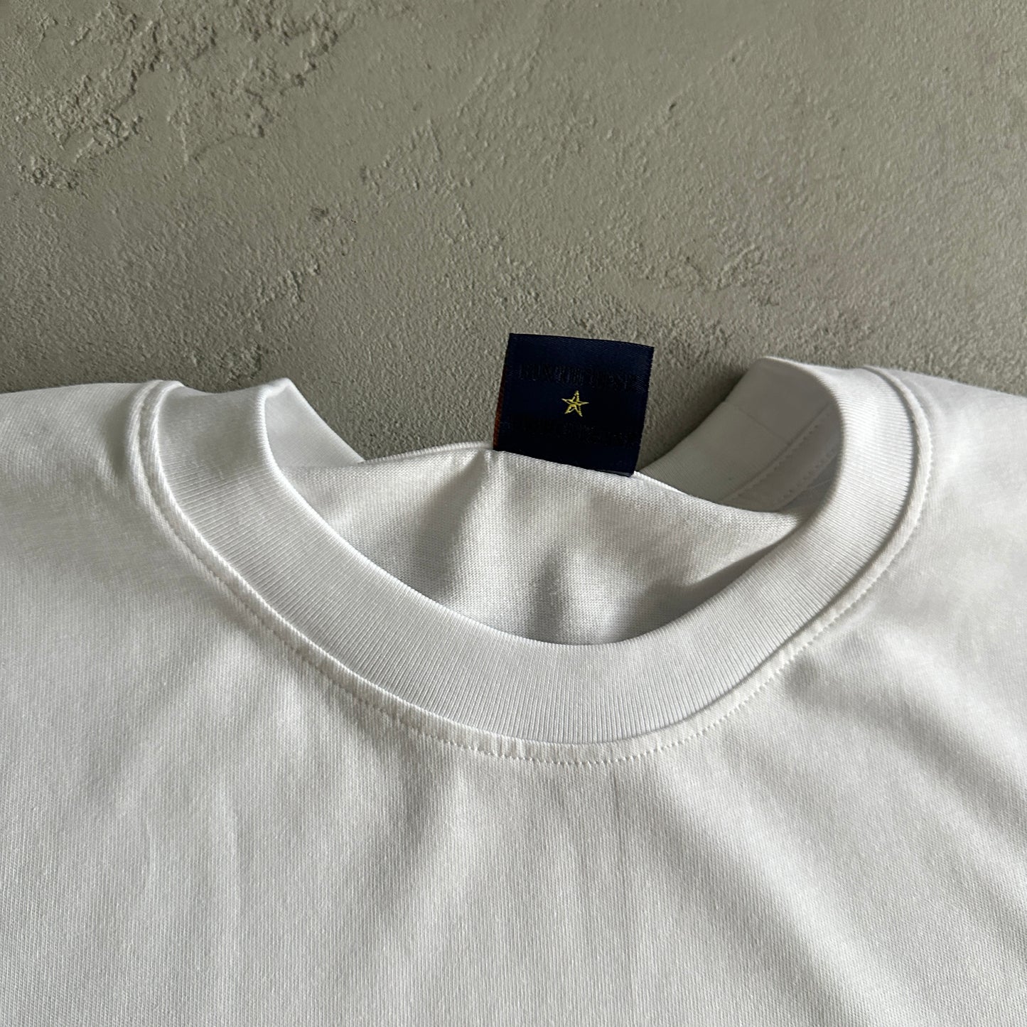 rusty alcatraz tee -white