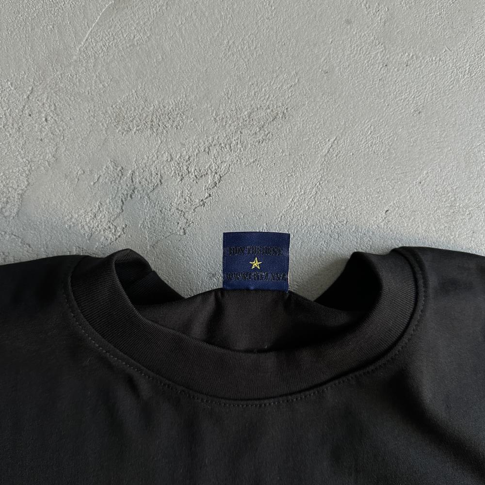 Round r-labeled tee all balck
