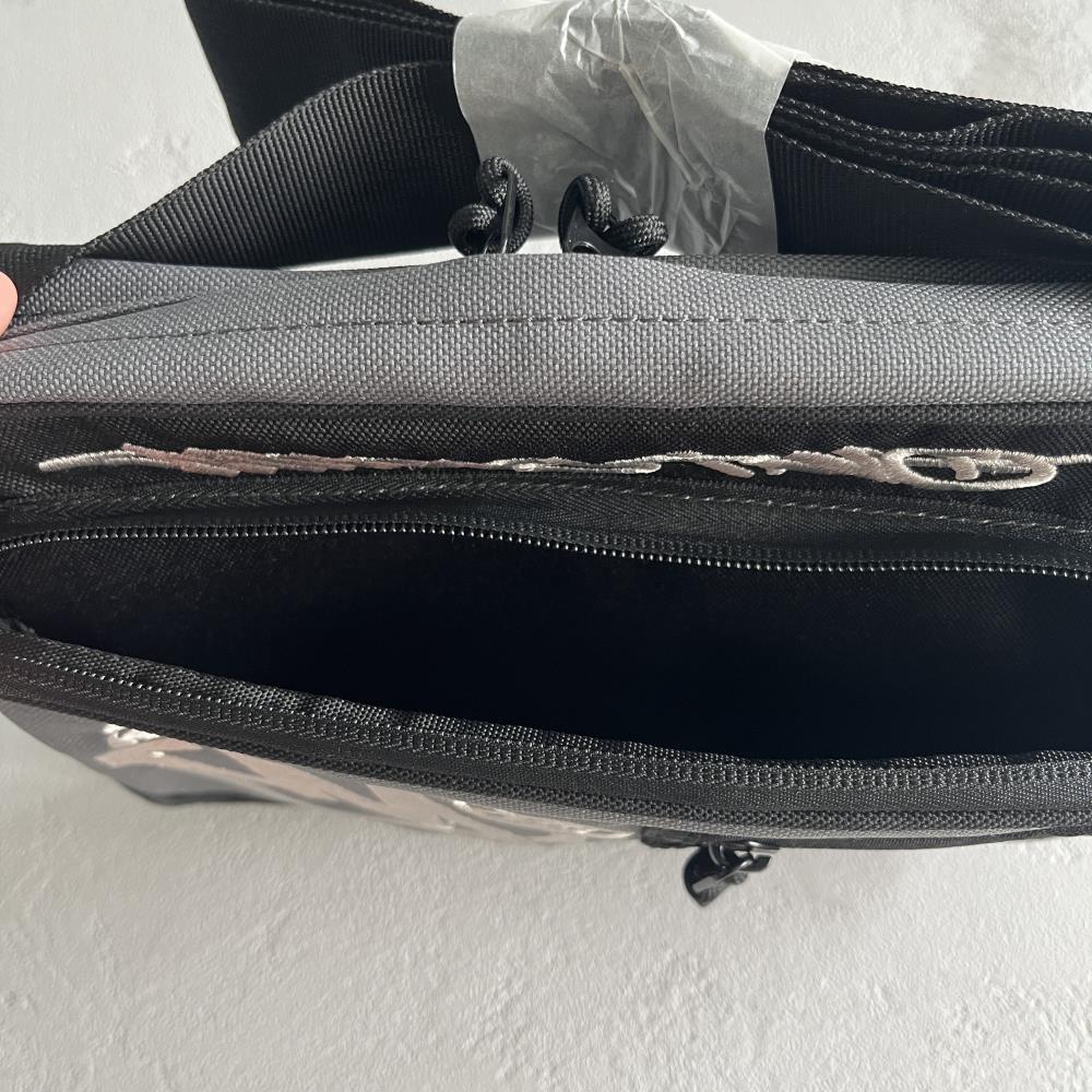 MT-gray and black color matching satchel