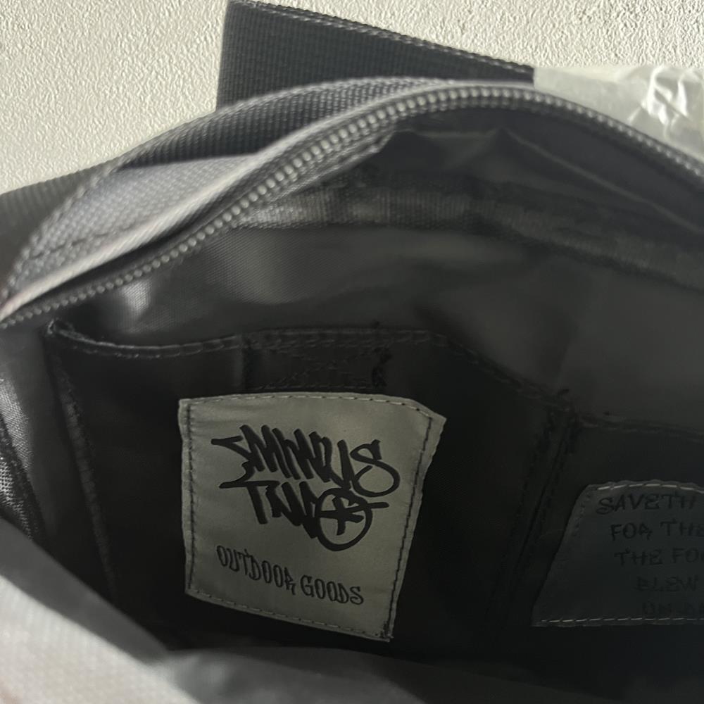 MT-gray and black color matching satchel