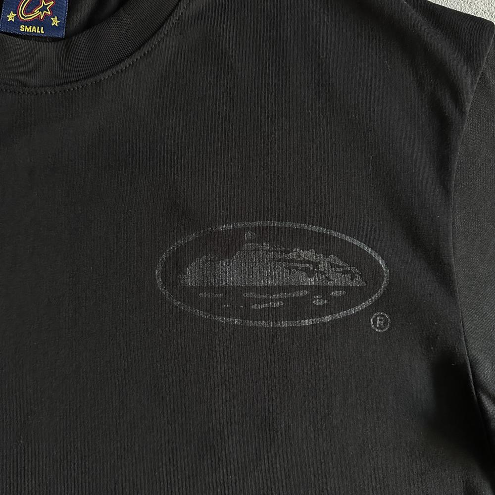 Round r-labeled tee all balck