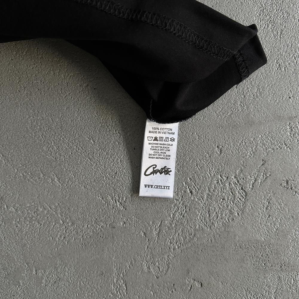 Round r-labeled tee all balck