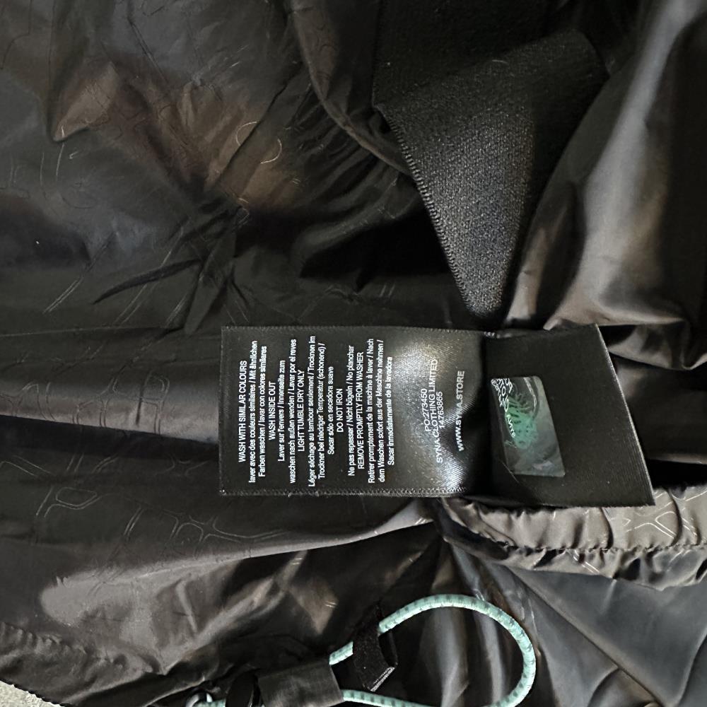 syna down jacket- Black and blue