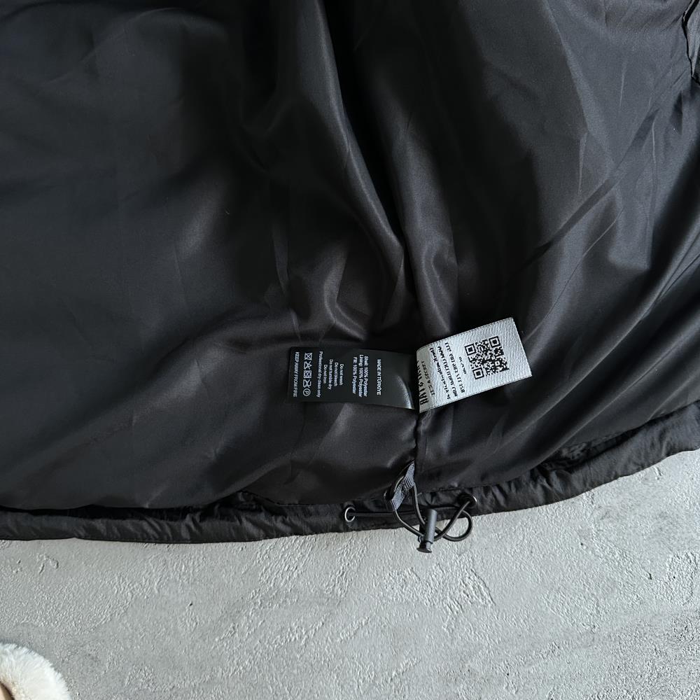It's a secret puffer jacket BLACK