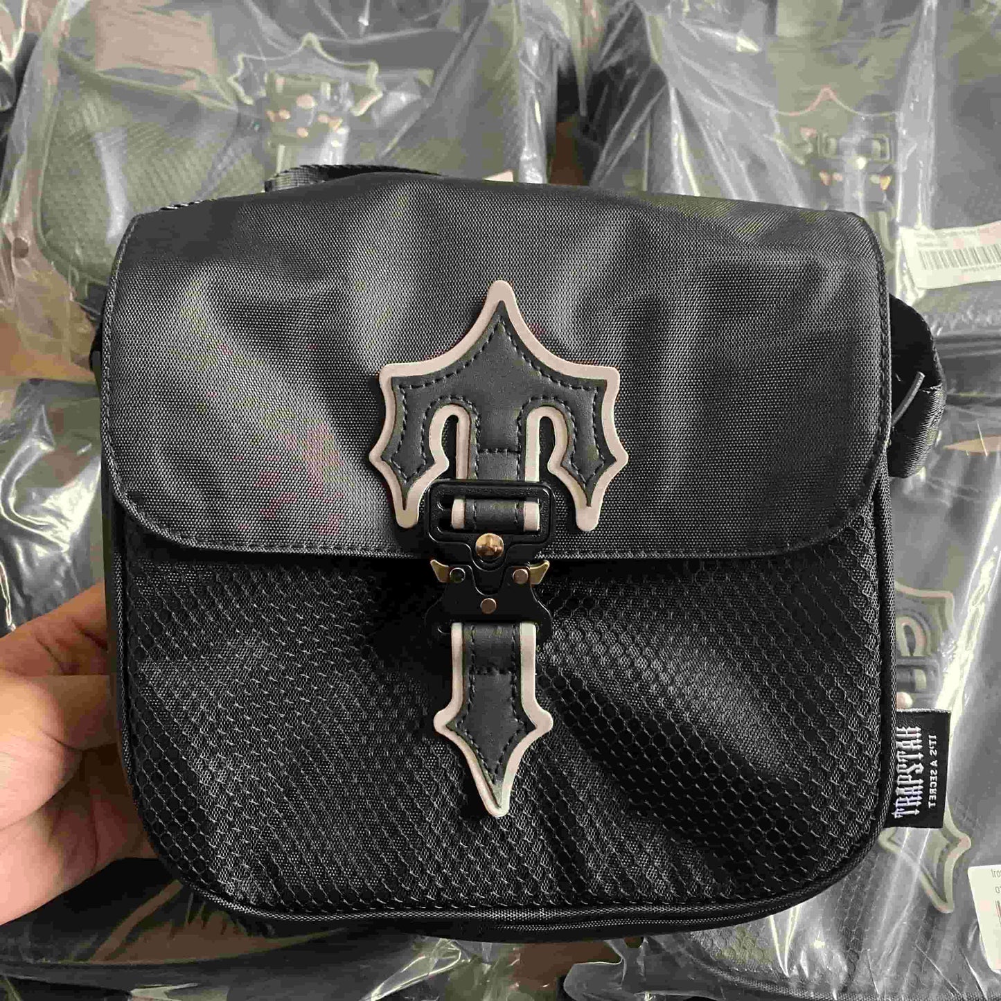 IRONGATE T CROSS-BODY BAG - BLACK/REFLECTIVE