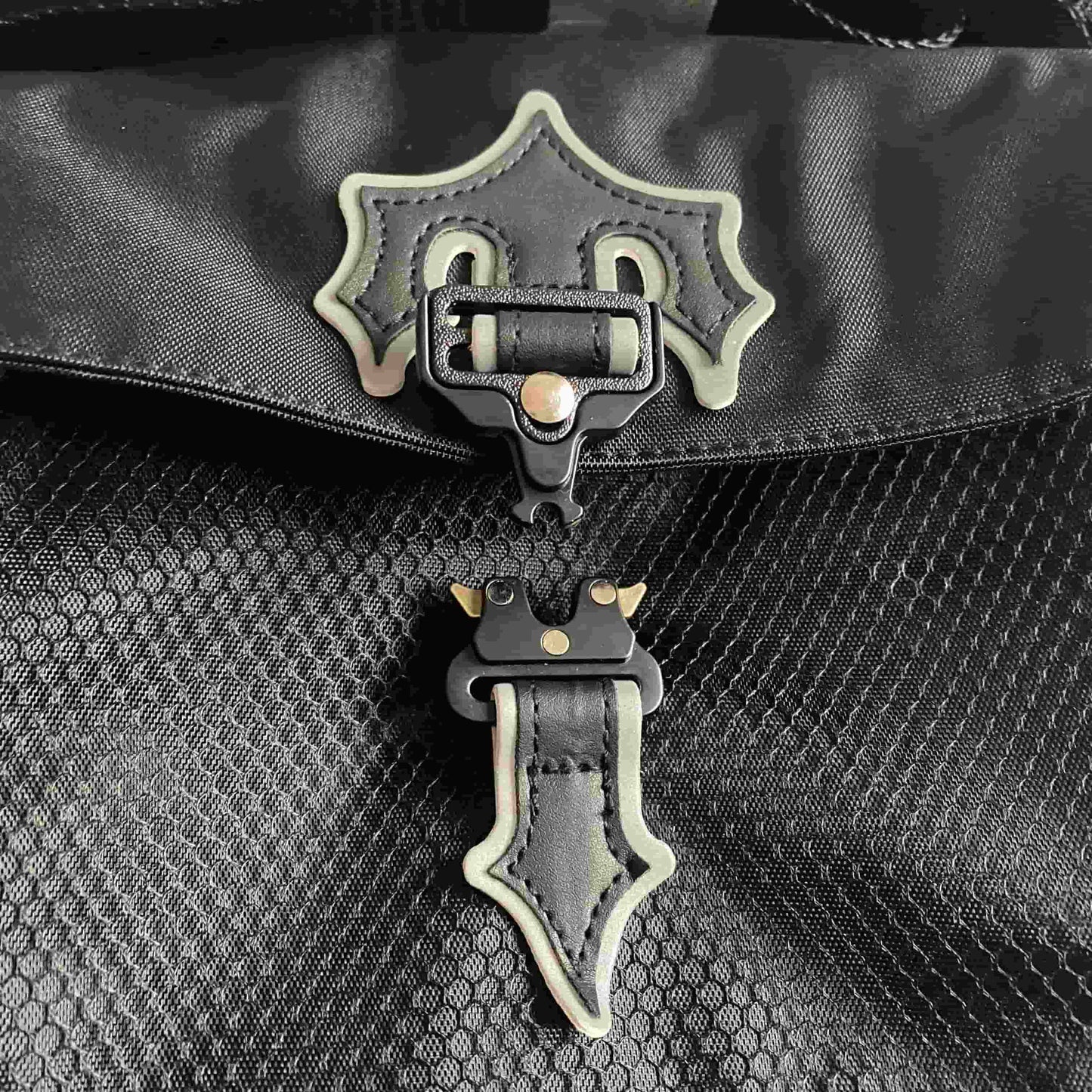 IRONGATE T CROSS-BODY BAG - BLACK/REFLECTIVE
