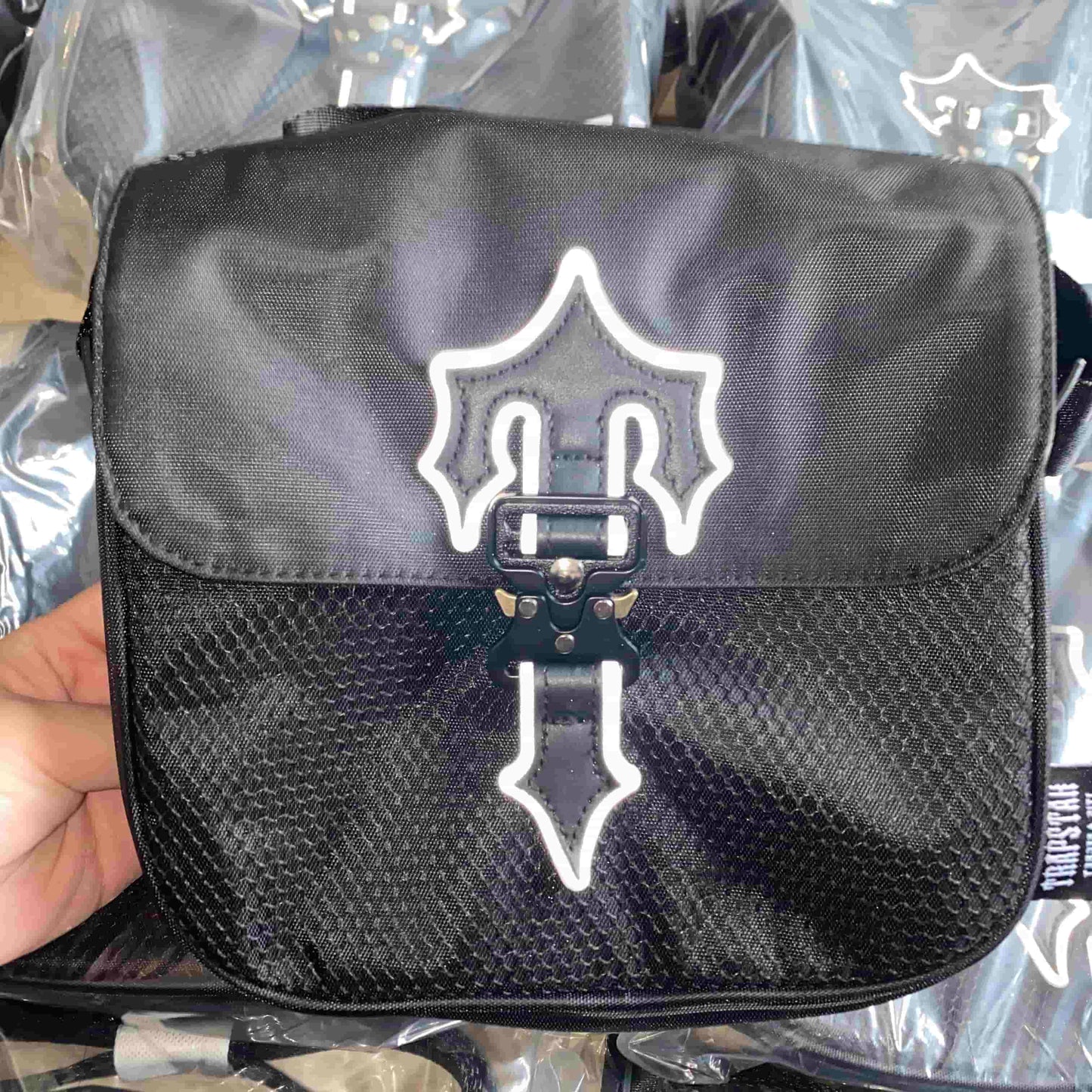 IRONGATE T CROSS-BODY BAG - BLACK/REFLECTIVE