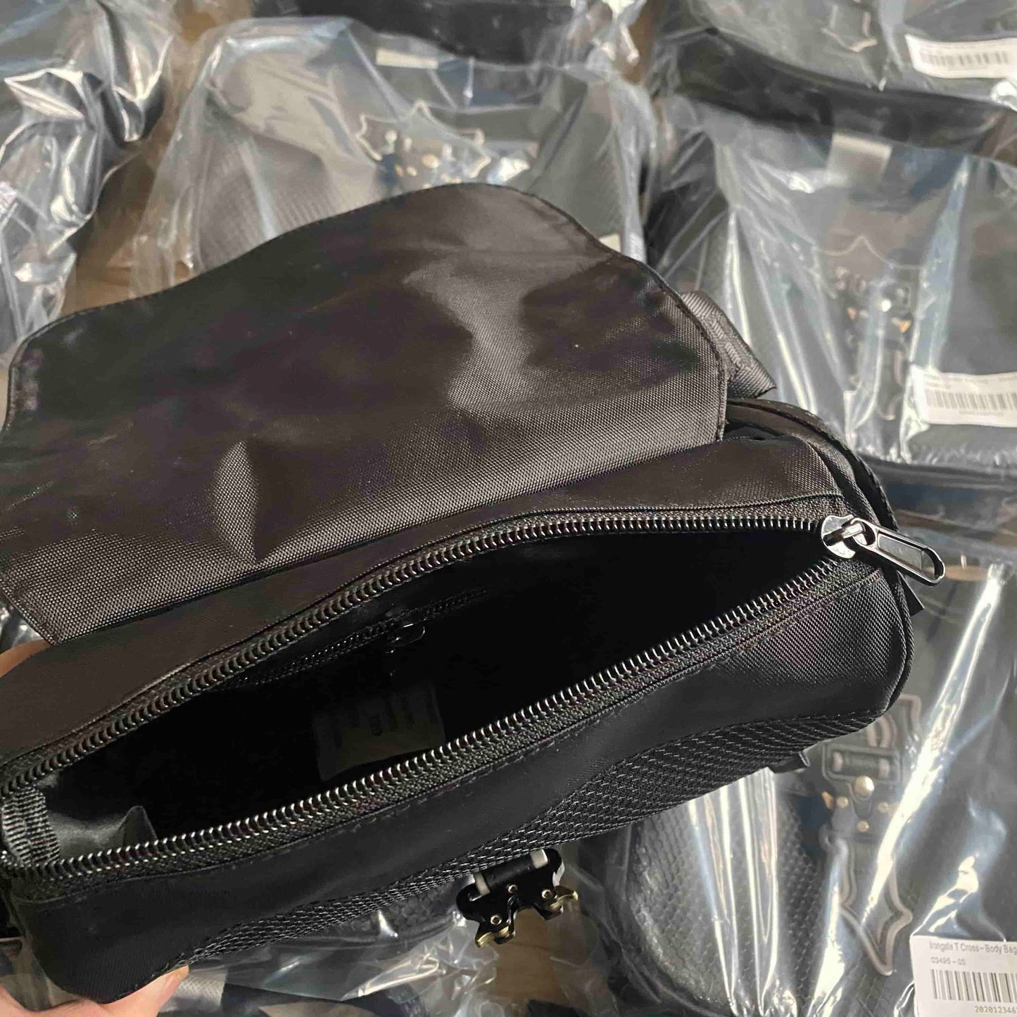 IRONGATE T CROSS-BODY BAG - BLACK/REFLECTIVE